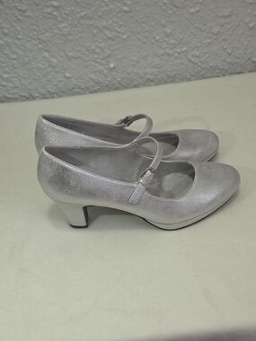Easy Street Alive 5 "Zest" Silver Metallic Mary Jane Heels — Size 9N (New in Box